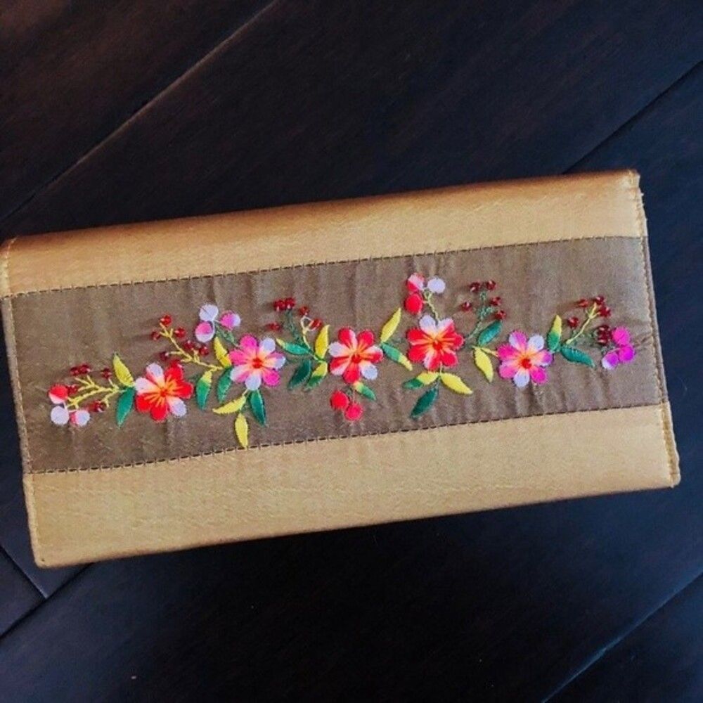 Vintage Floral Silk Embroidered Wallet NWOT